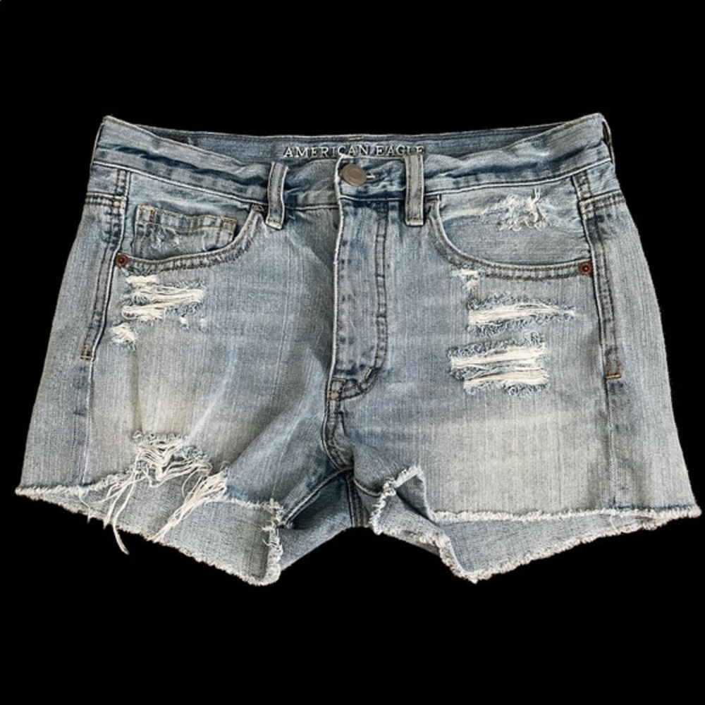 AEO Live Your Life light wash distressed Blue Jean shorts size 4 Rise 10”.
